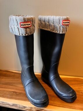 Hunter dark blue/navy Rain Boots with Light Gray Knit warm socks